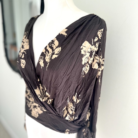Free People Fiona Dark Grey Floral Beel Sleeve Blouse Size Small NWT - Picture 4 of 9